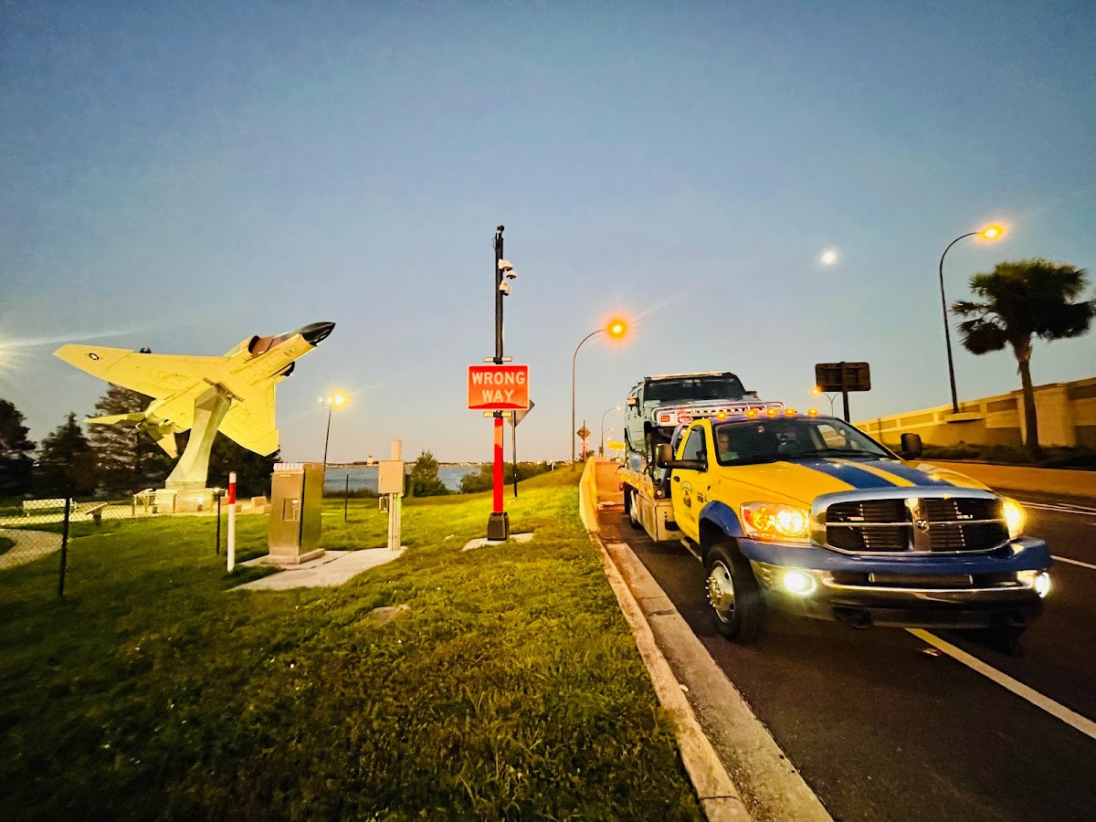 Tow truck at night near Orlando airport